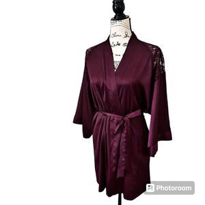 Victoria’s Secret Women’s Burgundy Wrap Short Dressing Gown Lace Silky Size XS/S